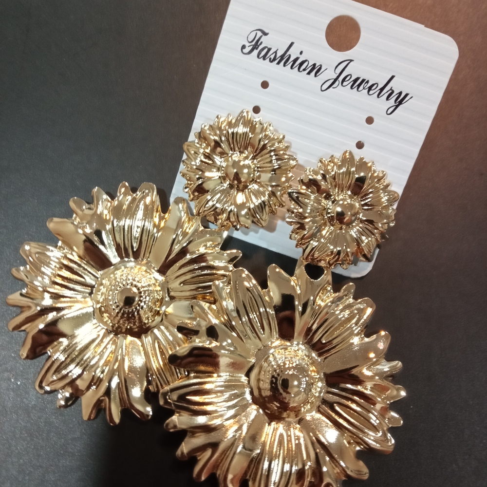 Gold Flower Earrings Set